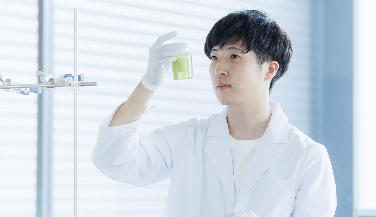 化粧品を開発する人